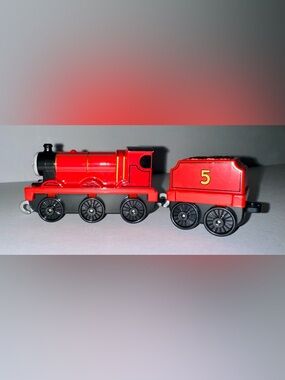 2018 James Die-Cast Thomas & Friends Red No.5 Steam Engine with Tender